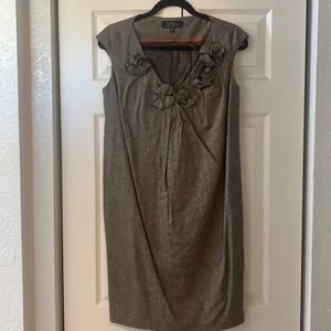 Robert Rodriguez brown dress, size 6, Flowers on the neckline, straight cut